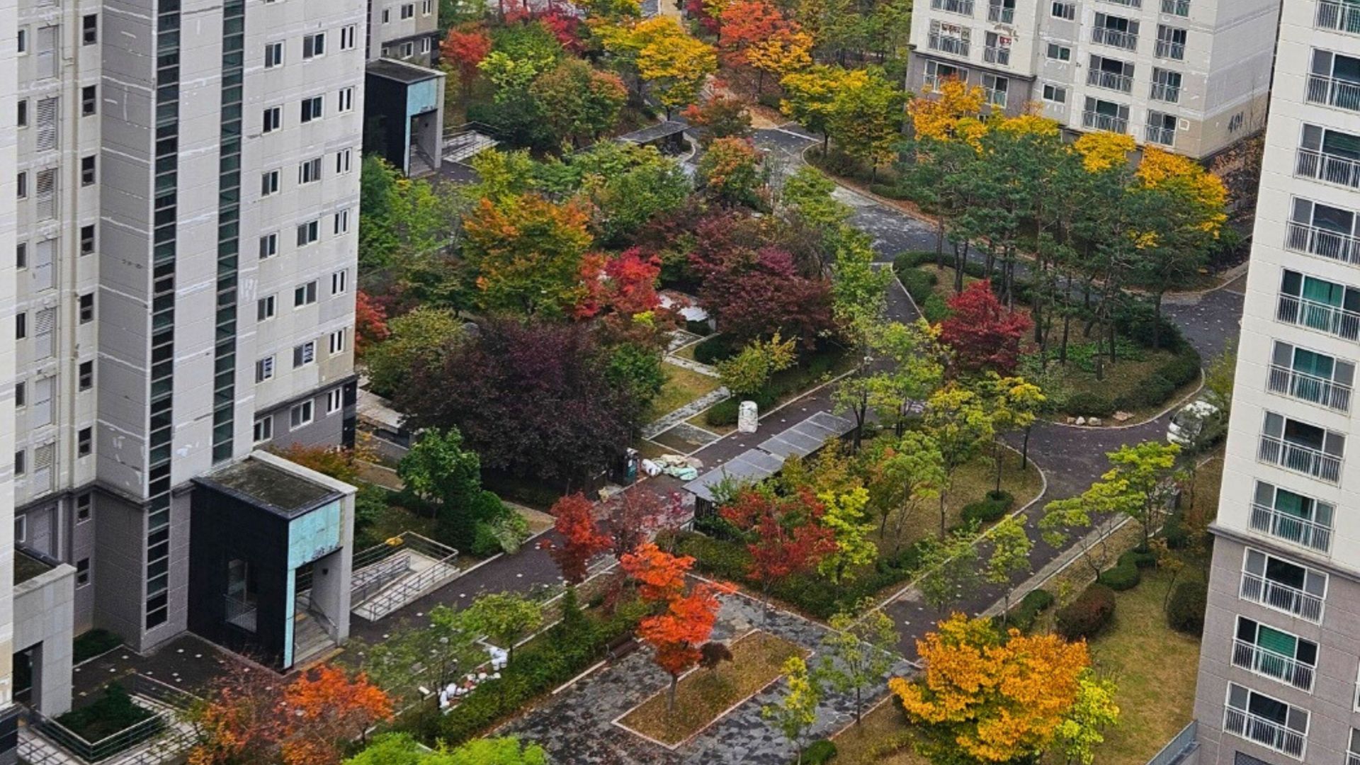 Wohnraumlüftung im Herbst: Frische Luft, weniger Wärmeverluste und angenehmes Raumklima. liVENTO bietet Lüftungslösungen für Gebäude in ganz Österreich.